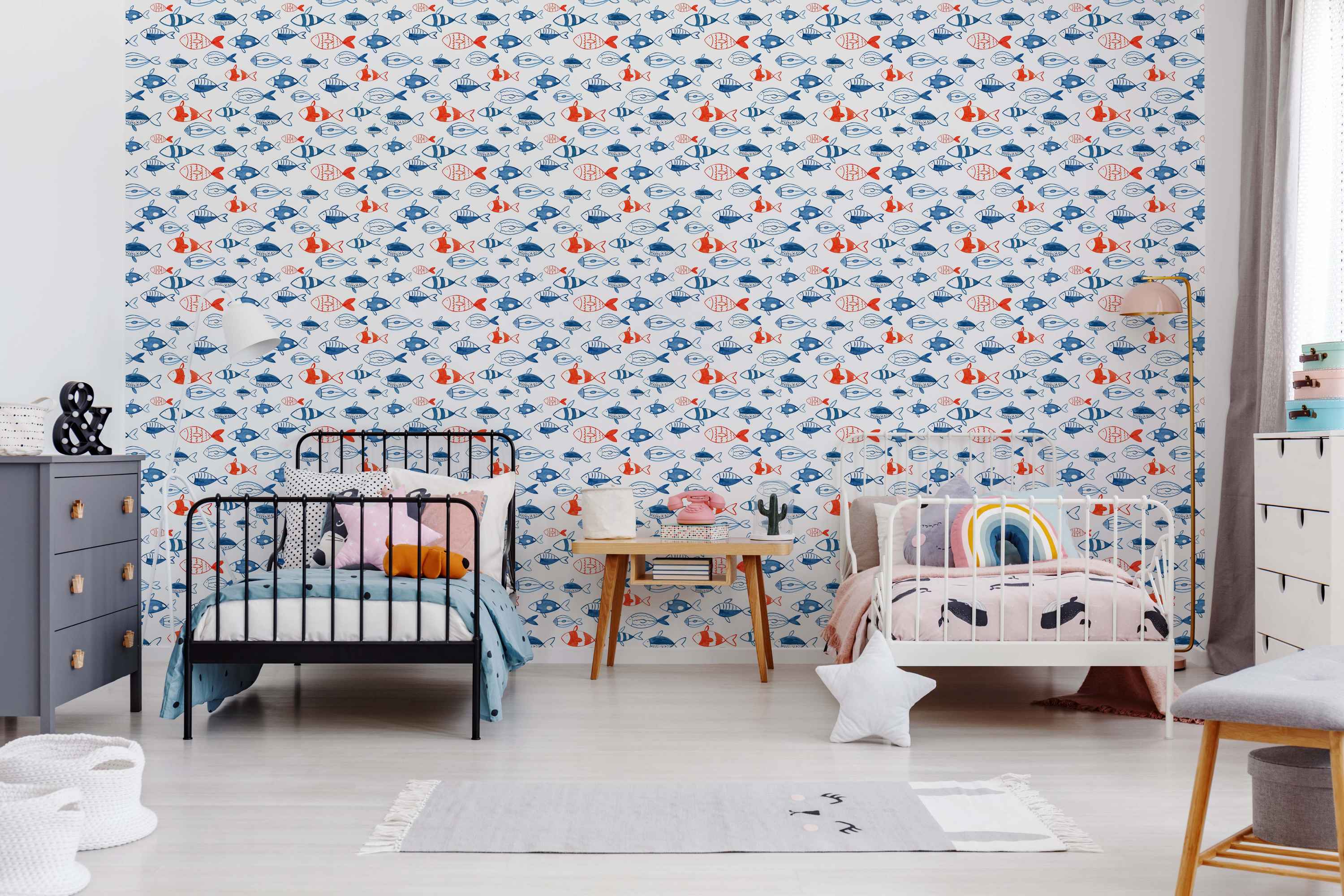 Wallpaper featuring a repeating pattern of illustrated blue and red fish in various sizes on a white background.